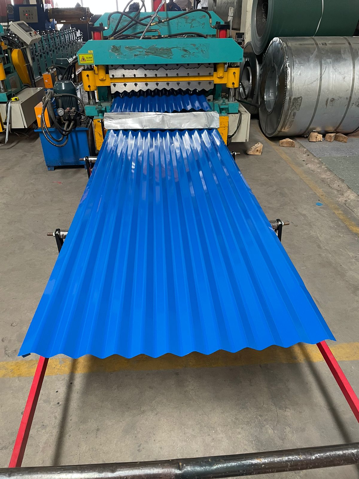 Corrugated profile mabati color coated iron sheet Gauge 30 Gauge 28 glossy 0.83m
