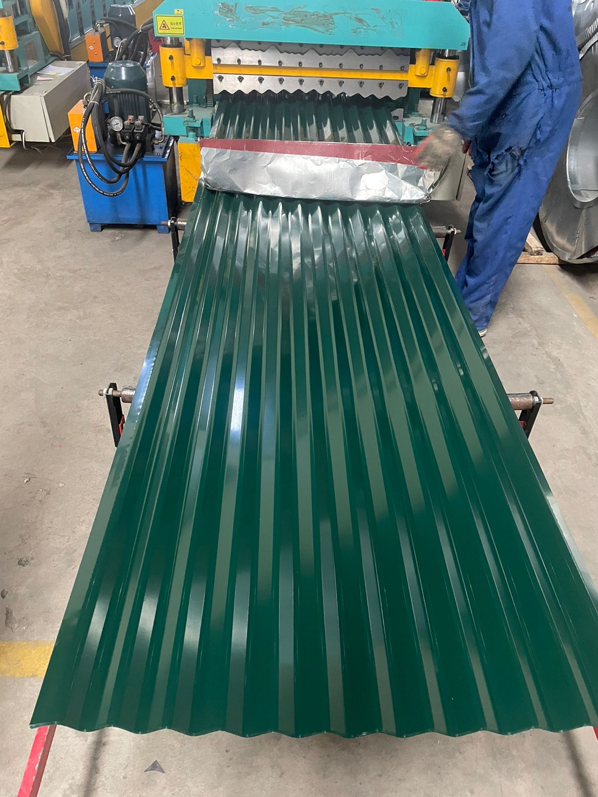 Corrugated profile mabati color coated iron sheet Gauge 30 Gauge 28 glossy 0.83m